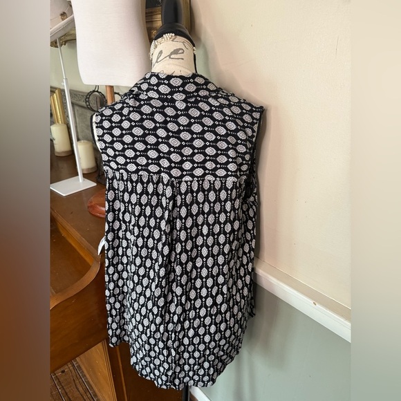 Black and White Collar India Tie Front Button Down Tank Top 78.00 - Picture 4 of 4